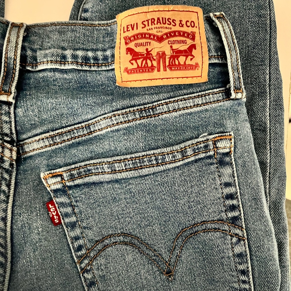 Petite jeans. Levi’s size 28